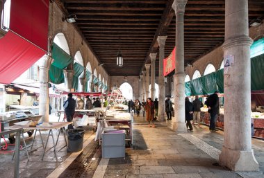 Venice, İtalya - 5 Şubat: rialto Balık pazarı, 5 Şubat 2013
