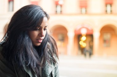 samimi kadın portre açık havada. sığ derinlik-in tarla.