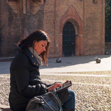 Aziz stephen Meydanı, bologna, İtalya tablet kullanan kadın.