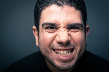 komik adam portresi koyu arka planı kapat.