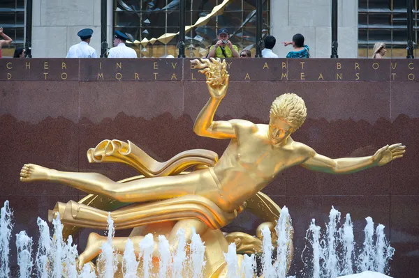 纽约 — — 6 月 22 日： 在第五大道上 2012 年 6 月 22 日在纽约洛克菲勒中心的普罗米修斯雕像. — 图库照片