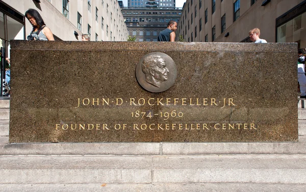 NUEVA YORK - 22 DE JUNIO: Placa conmemorativa de Rockefeller en la Quinta Avenida el 22 de junio de 2012 en Nueva York . — Foto de Stock