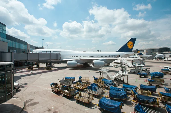 FRANKFURT, ALEMANIA - 5 DE JULIO: abordar el avión Lufthansa Jet en el aeropuerto de Frankfurt . — Foto de Stock