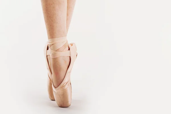 Primer plano de los pies de bailarina clásica aislados sobre fondo blanco . — Foto de Stock
