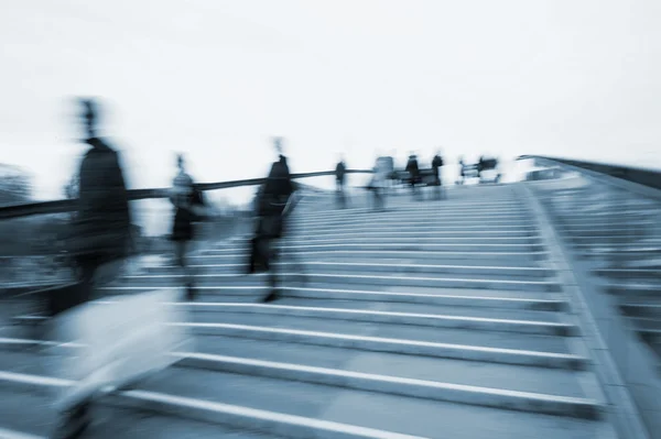 Motion blur i niebieski odcień przejście mostu. — Zdjęcie stockowe
