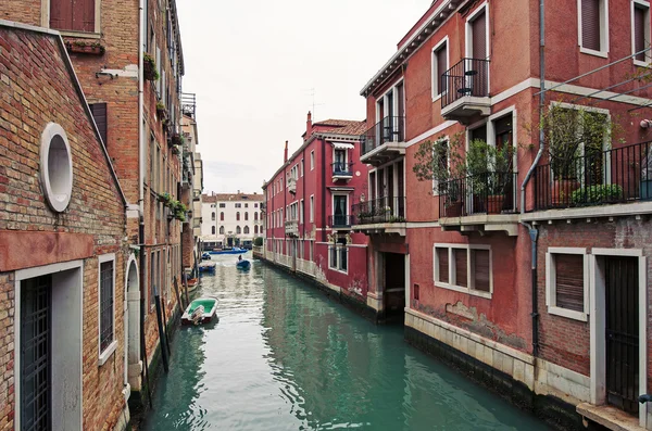 Canal típico de Veneza, Itália. — Fotografia de Stock