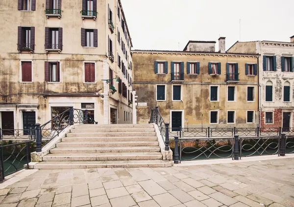 Typická ulice a most Benátky, Itálie. — Stock fotografie