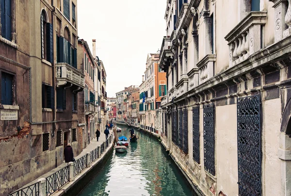 Canal típico de Venecia, Italia. — Foto de Stock