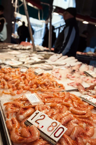 Mercado de peixe de Rialto - Veneza, Itália . — Fotografia de Stock