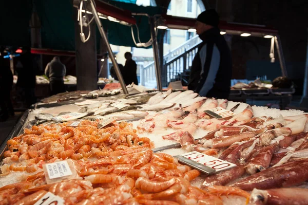 Mercado de peixe de Rialto - Veneza, Itália . — Fotografia de Stock