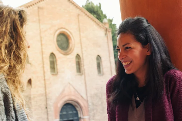 Dos chicas hablando al aire libre en la plaza de San Esteban, Bolonia, Italia . —  Fotos de Stock