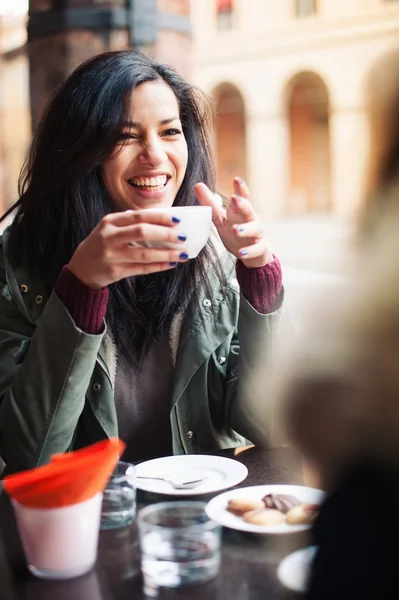 Mladá žena pít kávu v café venku. mělké hloubky ostrosti. — Stock fotografie