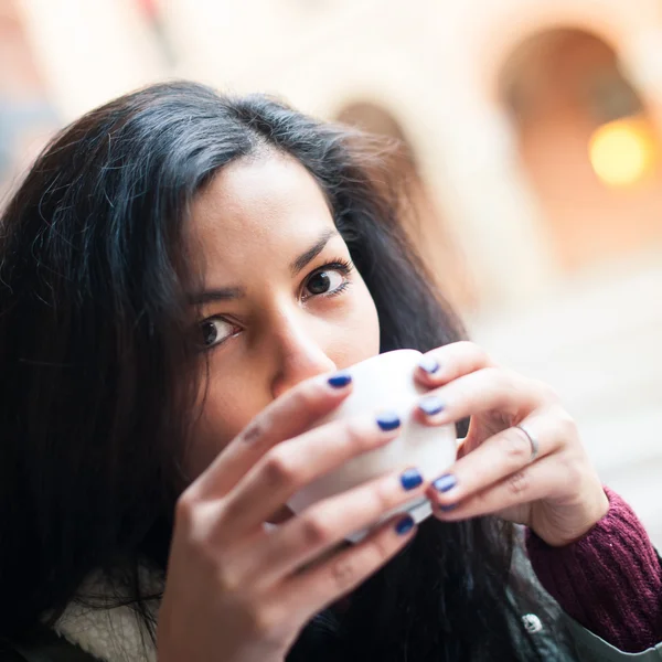 在喝杯咖啡的年轻女子。景深浅. — 图库照片