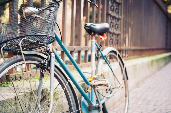 Detalhe da bicicleta vintage encostada a uma cerca . — Fotografia de Stock