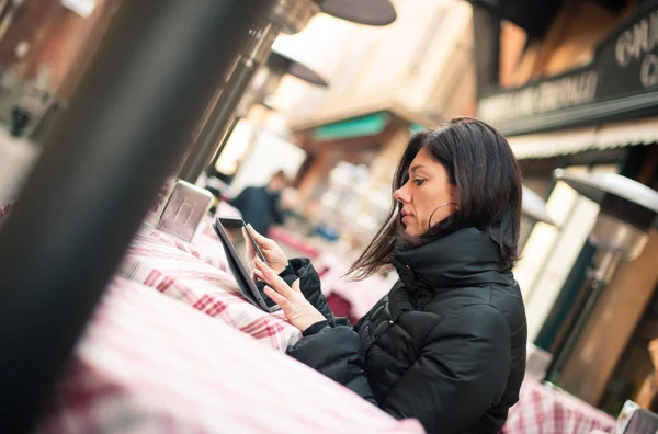 女性バーでタブレット屋外 sit を使用します。フィールドの浅い深さ. — ストック写真