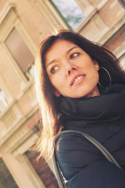 Hermosa mujer retrato al aire libre con luz de fondo . — Foto de Stock