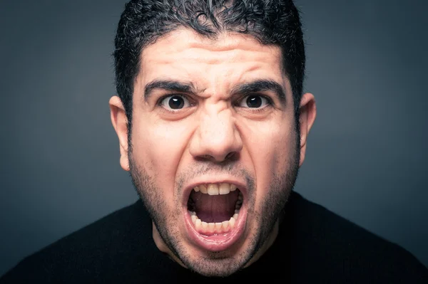 Kiabálás ember közel fel sötét háttér portré. — Stock Fotó