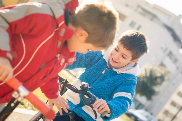 Szczęśliwy kids gry na zewnątrz portret. — Zdjęcie stockowe