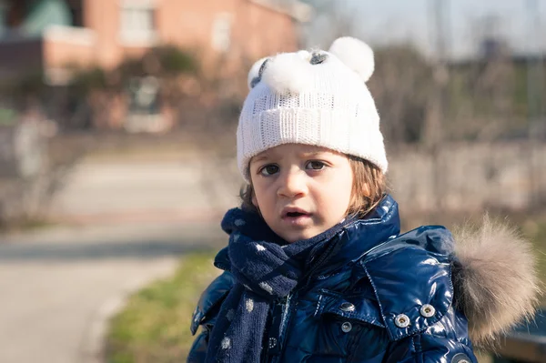 Dwa lata dziewczynka zimowy park portret. — Zdjęcie stockowe
