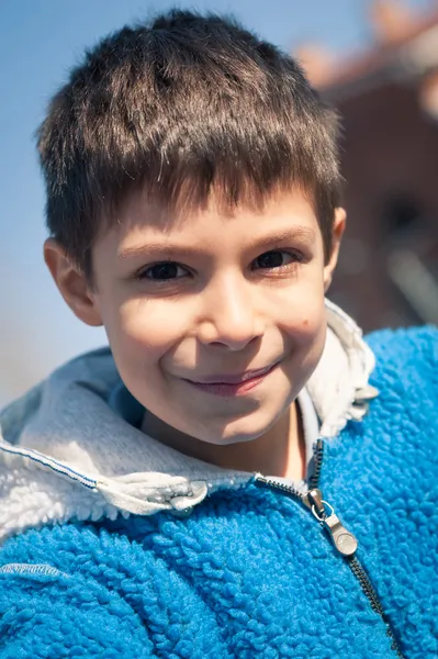 Close up retrato de sorrir menino de sete anos . — Fotografia de Stock