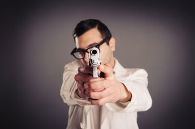 koyu arka plan üzerinde silah portre ile genç katil.