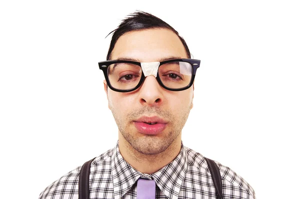 Divertido retrato de nerd joven con gafas aisladas sobre fondo blanco . — Foto de Stock