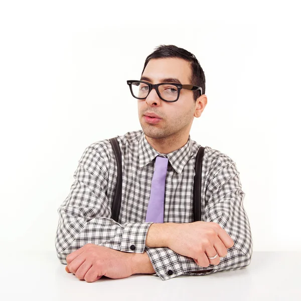 komik beyaz zemin üzerine izole masasında gözlük ile genç nerd portresi.