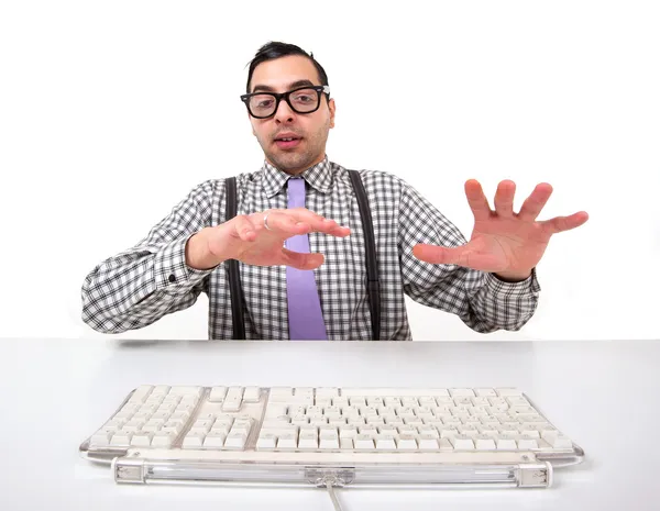 Retrato friki ordenador con teclado y anteojos aislados sobre fondo blanco . —  Fotos de Stock