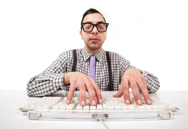 Computerfreak Porträt mit Tastatur und Brille isoliert auf weißem Hintergrund. — Stockfoto