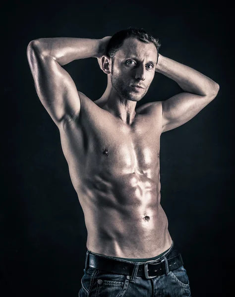 Jovem confiante sem camisa retrato contra fundo preto . — Fotografia de Stock