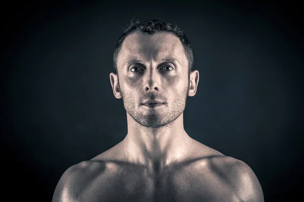 Jovem confiante sem camisa retrato contra fundo preto . — Fotografia de Stock