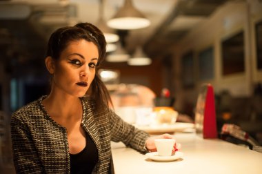 zarif bir kadın barda kahve içme. gece vakti.