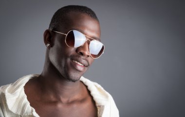 Kendine güvenen genç Afrika adam gözlüklü kapatmak dikey.