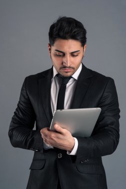 genç işadamı tablet koyu arka plan üzerinde seyir.