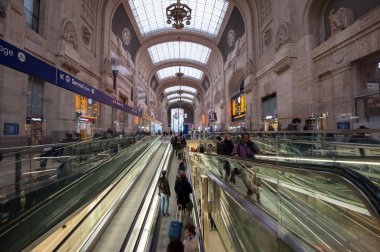 Milan, İtalya - 23 Mart: merkez demiryolu istasyonu üzerinde 23 Mart 2013 Milano, İtalya.