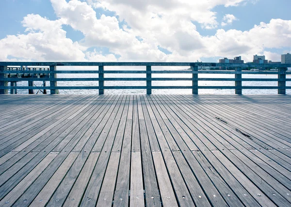 Prázdný pier na pláže coney island, new york city. — Stock fotografie