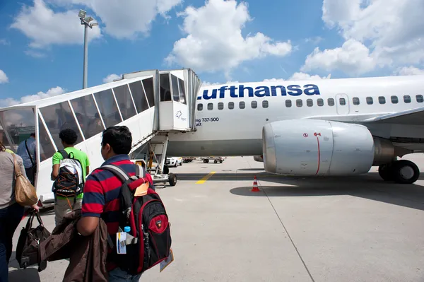 FRANCESCO, GERMANIA - LUGLIO 5: Imbarco dell'aereo Lufthansa Jet all'aeroporto di Francoforte . — Foto Stock