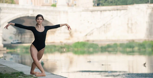 Giovane bella ballerina che balla sotto il ponte di Castel Santangelo a Roma. Progetto Ballerina . — Foto Stock