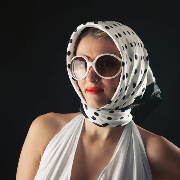 Retro žena s sluneční brýle módní portrét černém pozadí. — Stock fotografie