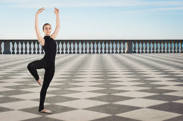 Portret van jonge danser buitenshuis tegenover de zee. Ballerina project. — Stockfoto