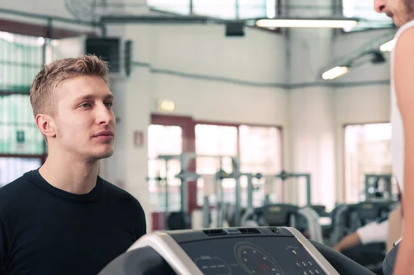 Entraîneur donnant des instructions entraînement dans la salle de gym . — Photo