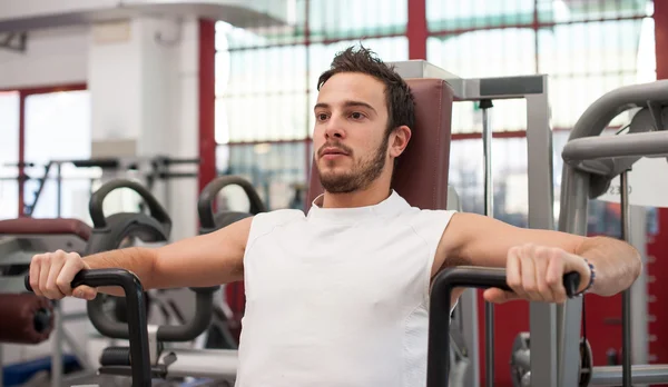 Genç adam spor salonunda antrenman yapıyor.. — Stok fotoğraf