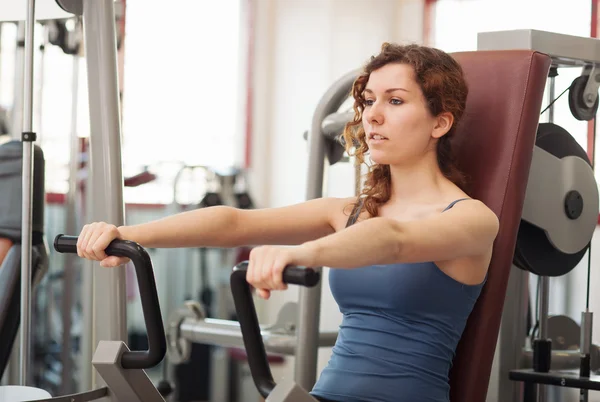 Spor salonunda çalışan genç bir kadın.. — Stok fotoğraf