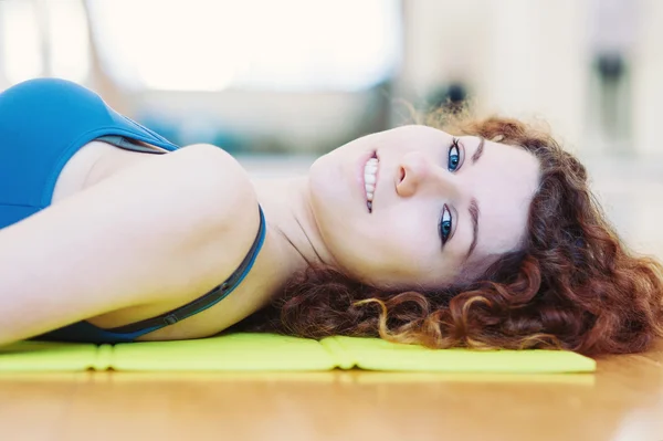 Spor salonunda genç kadın portresi yukarıya kapatmak. — Stok fotoğraf