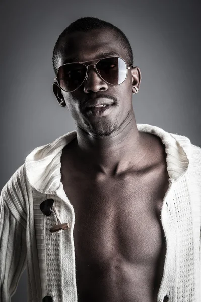 Confident young african man with sunglasses close up portrait. — Stock Photo, Image