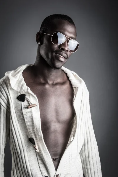 Zelfverzekerde jonge Afrikaanse man met zonnebril close-up portret. — Stockfoto