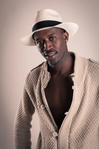 Jonge Afrikaanse man close-up portret met hoed. — Stockfoto