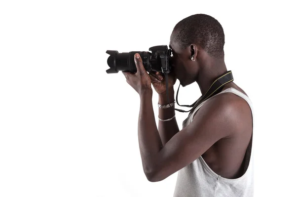 Молодий африканський чоловік тримає камеру на білому тлі . — стокове фото