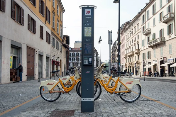MILÁN - 1 DE MAYO: Ciudad estación para compartir bicicletas el 1 de mayo de 2012 en Milán, Italia . — Foto de Stock