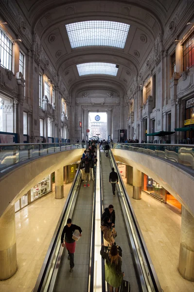 MILÃO, ITÁLIA - 23 DE MARÇO: Estação ferroviária central em 23 de março de 2013 em Milão, Itália . — Fotografia de Stock